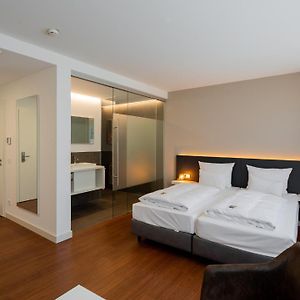 Zimmer mit Kingsize-Bett